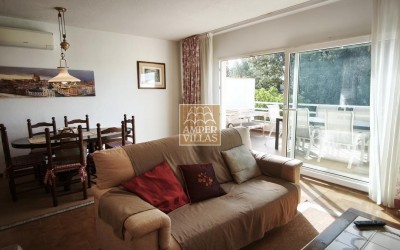 Spacious bungalow with a communal swimming pool and tennis court next to the golf club.